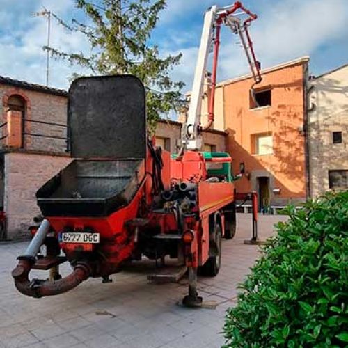 Máquina de bombeo trabajando en un patio