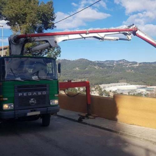 Trabajo de bombeo de hormigón en una calle