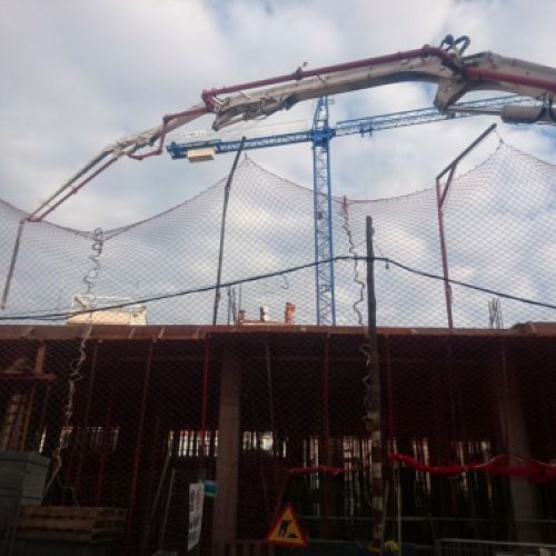 Pértiga de bombeo de hormigón en obra