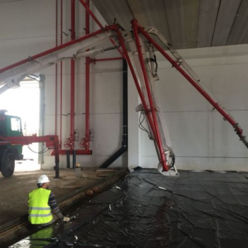 Máquina hormigonadora con pértiga