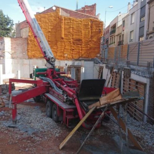 Camión hormigonando obra de reforma