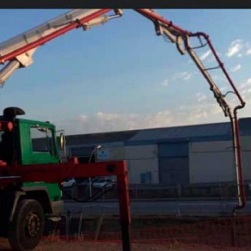 Máquina de bombeo alimentando forjado