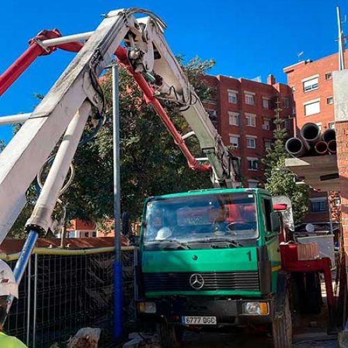Camión de bombeo trabajando