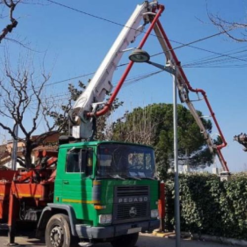 Camión bombeando hormigón en un parque