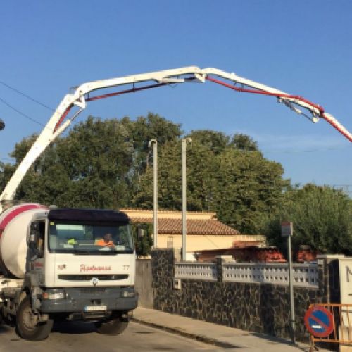 Camión hormigonando una obra