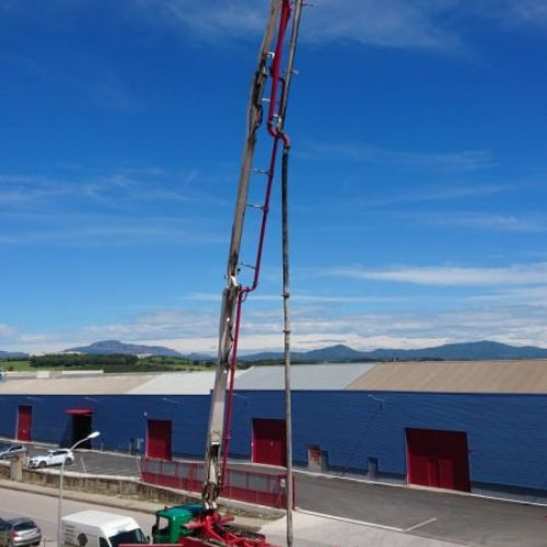 Pértiga y camión para bombeo de hormigón