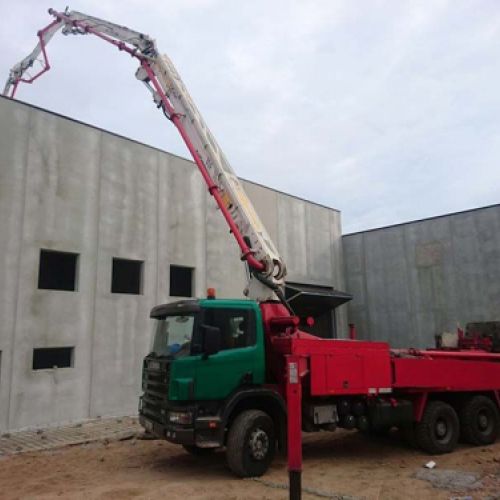 Bombeo de hormigón en un edificio desde camión