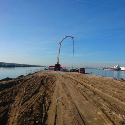 Trabajos de hormigonado cerca del mar