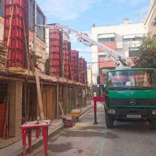 Camión bombeando hormigón a un edificio en construcción