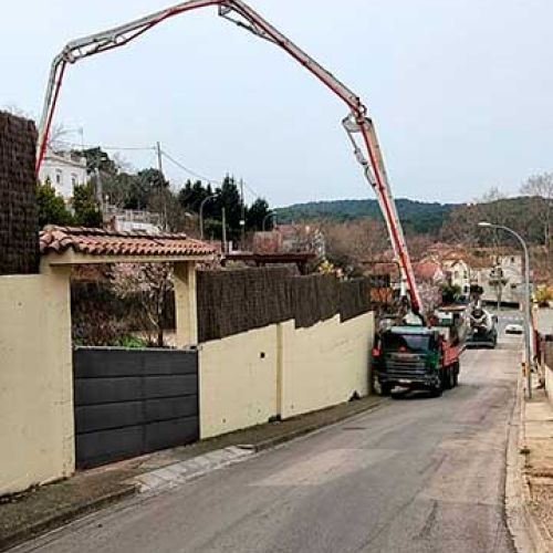 Camión y pértiga de hormigonado en vivienda privada