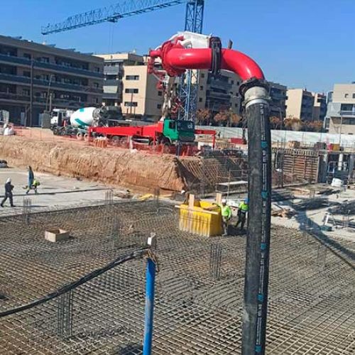 Pértiga hormigonando forjado en una urbanización