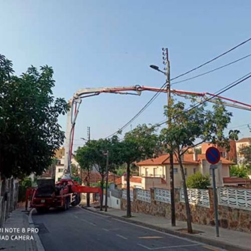Camión de hormigonado en urbanización