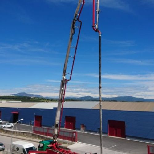 Camión de bombeo de hormigón con pértiga larga