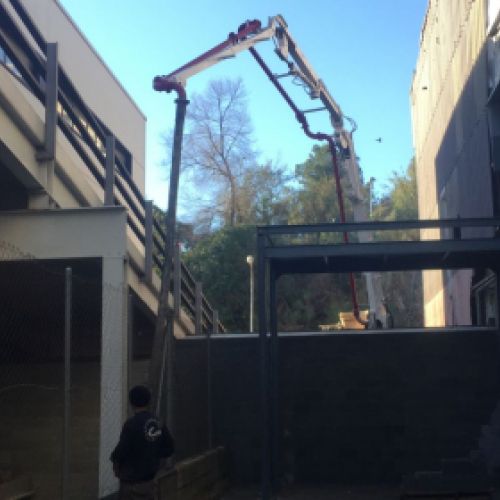 Obra en proceso con pértiga de bombeo