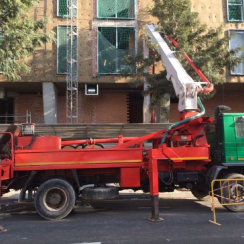 Camión de bombeo en funcionamiento