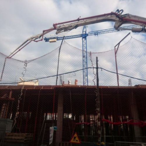 Pértiga de bombeo de hormigón en obra